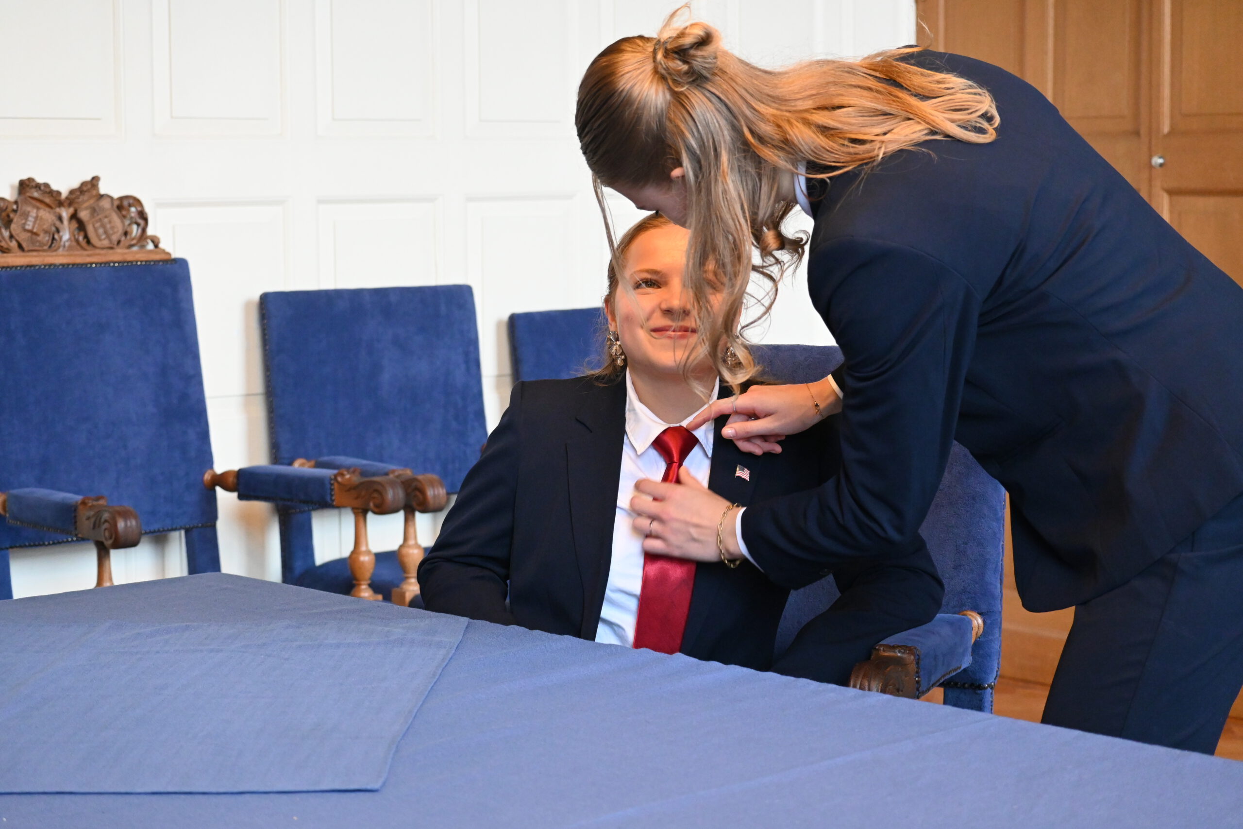 Evelien helping smiling Mink